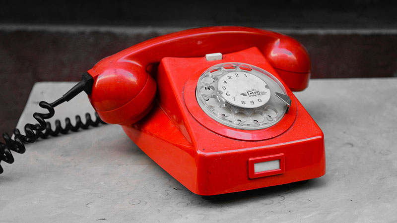 stari crveni telefoni